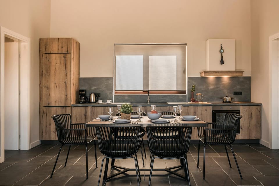 Coffee/tea facilities, Kitchen or kitchenette, Living room, Dining area, Food, minibar