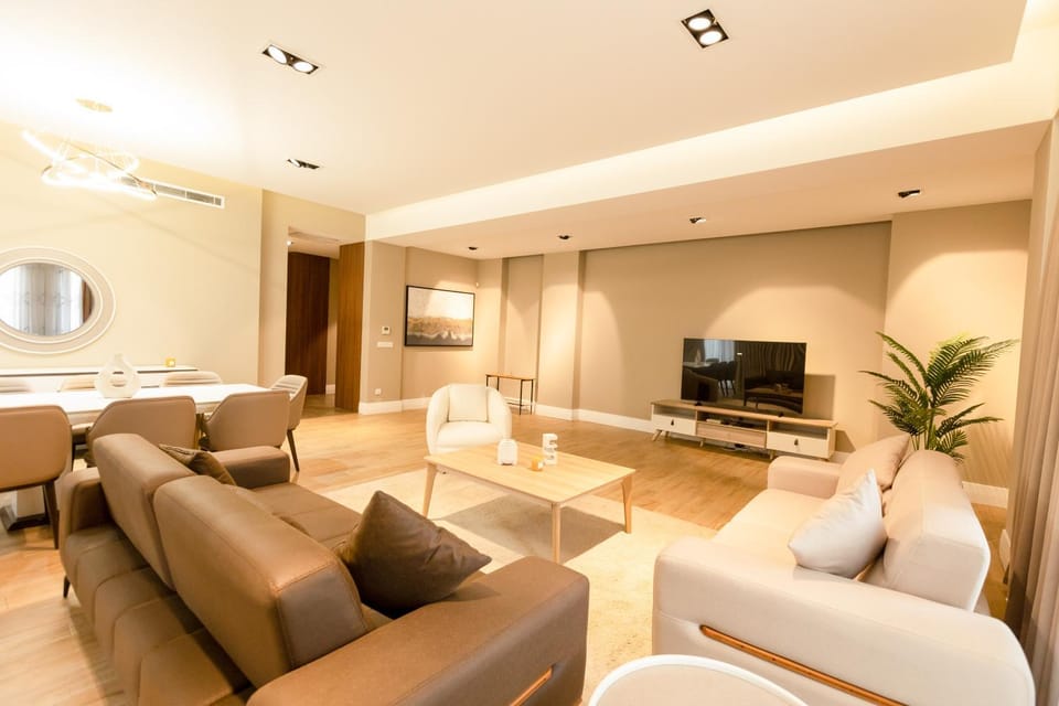 Communal lounge/ TV room, TV and multimedia, Living room, Seating area, Evening entertainment, Dinner