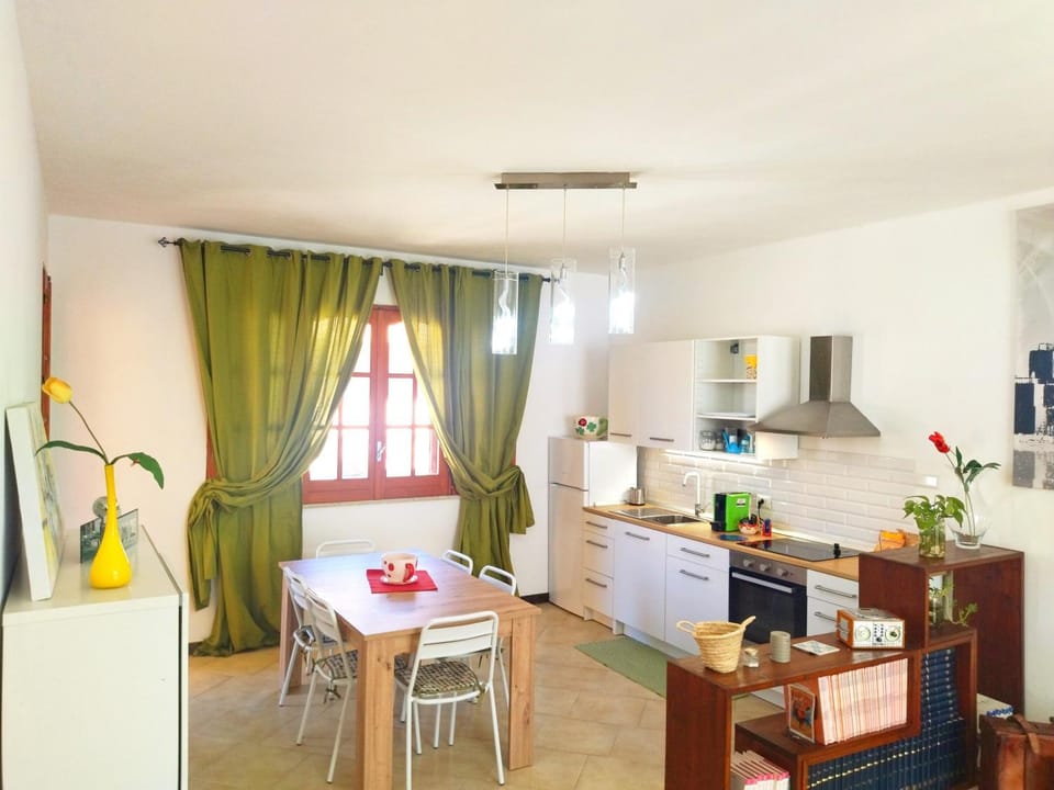 Kitchen or kitchenette, Dining area, stove