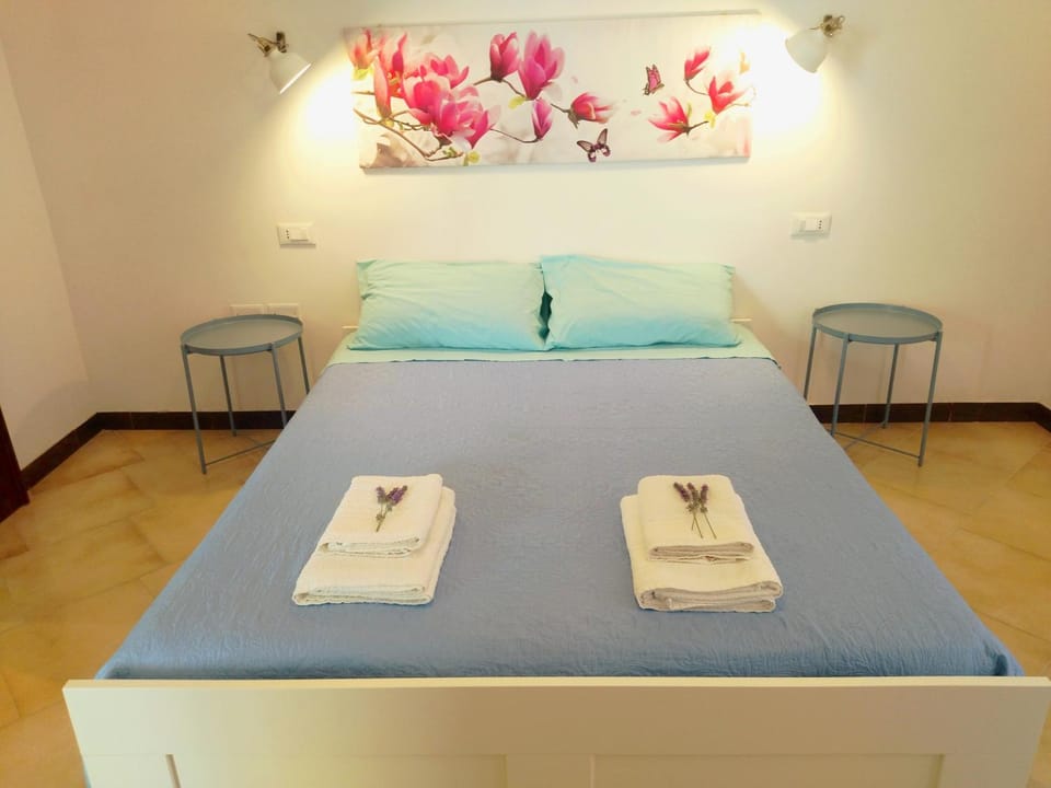Bed, Bedroom, towels