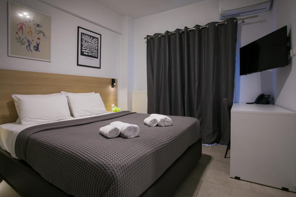 Bed, TV and multimedia, Bedroom, towels, air conditioner