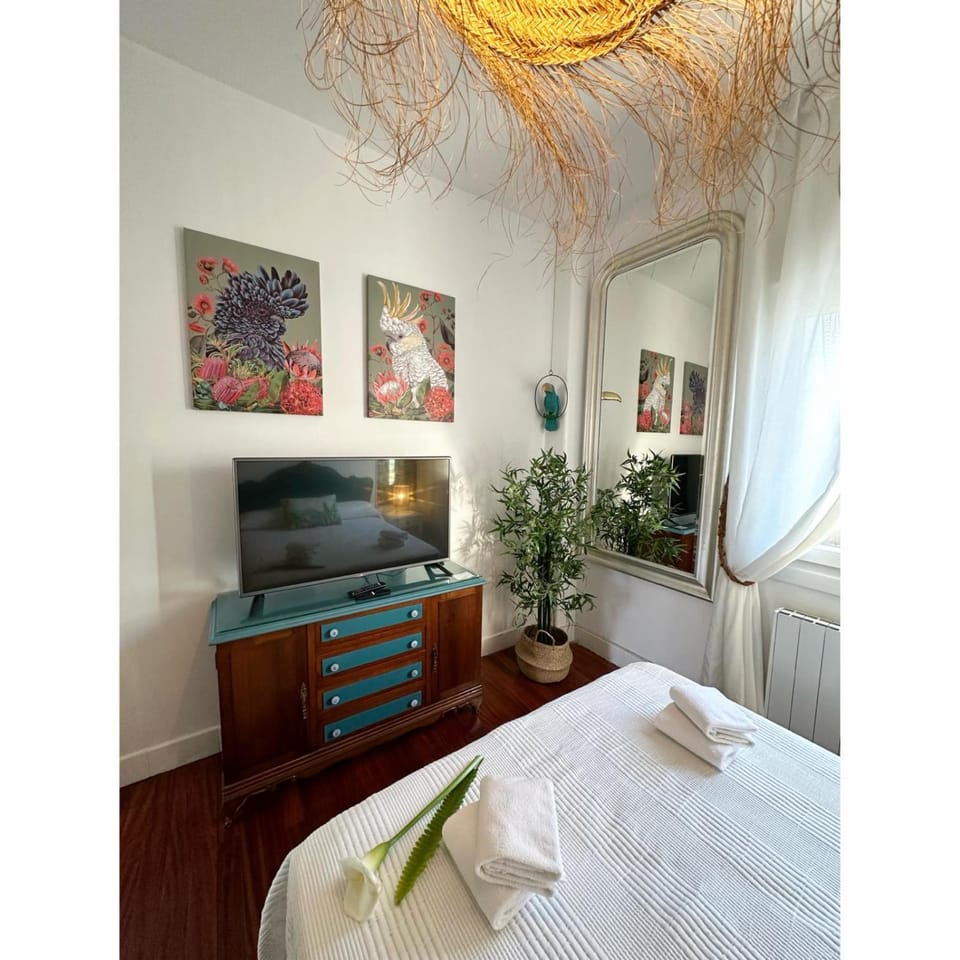 Bed, TV and multimedia, Photo of the whole room, Evening entertainment, Bedroom
