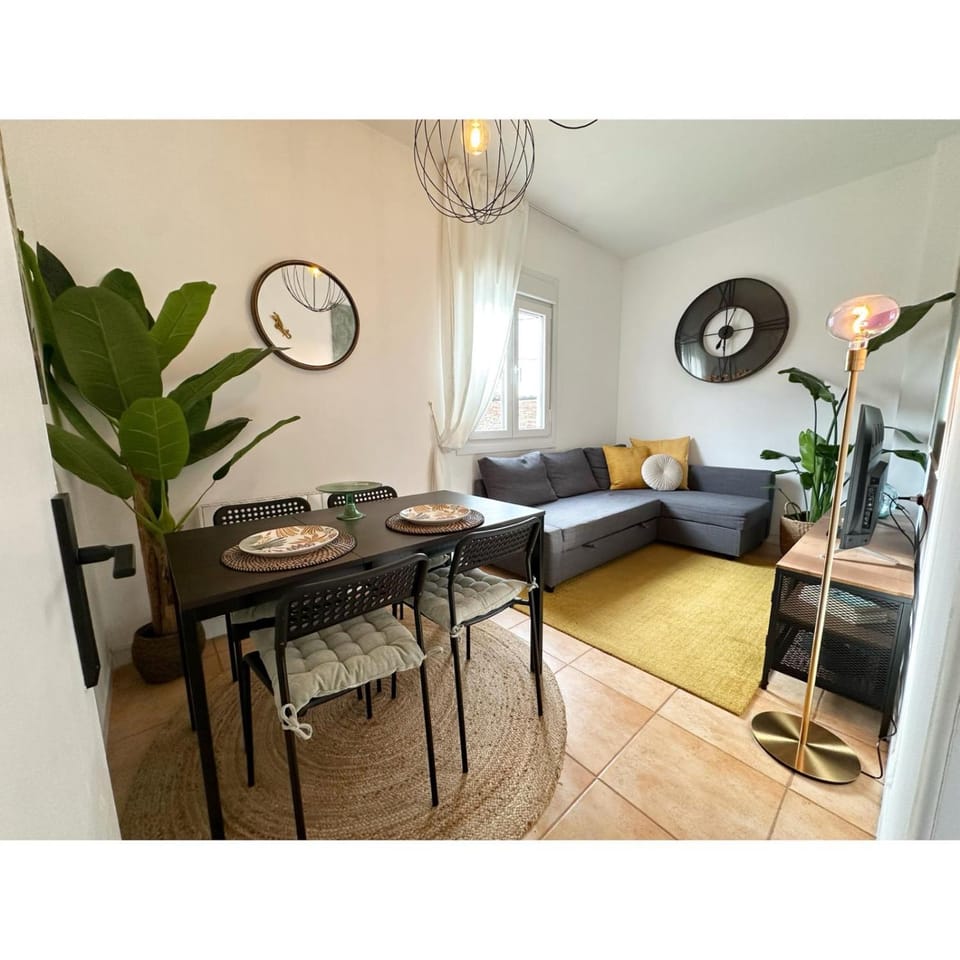 Bed, Living room, Photo of the whole room, Seating area, Dining area, Bedroom