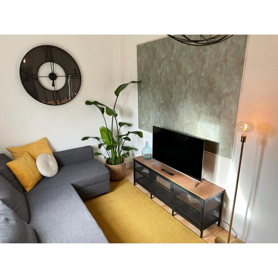 TV and multimedia, Living room, Seating area, Evening entertainment