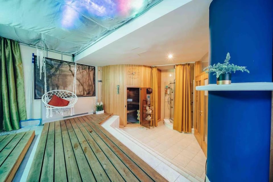 Photo of the whole room, Swimming pool