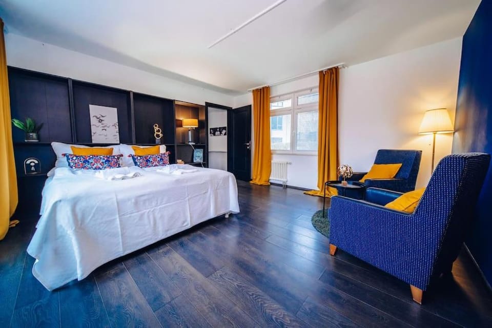 Bed, Living room, Seating area, Bedroom