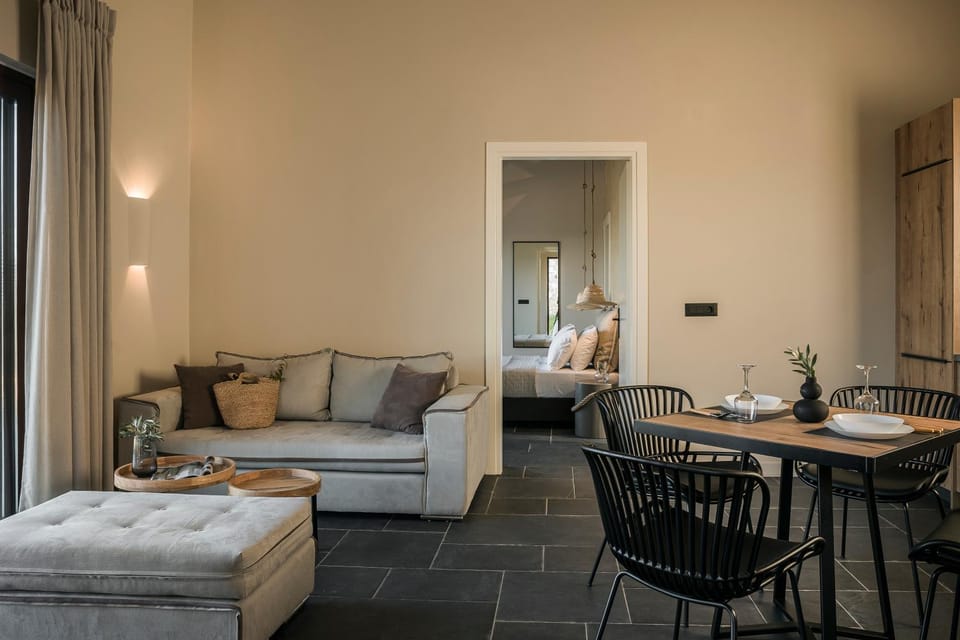 Living room, Photo of the whole room, Seating area, Dining area, Bedroom