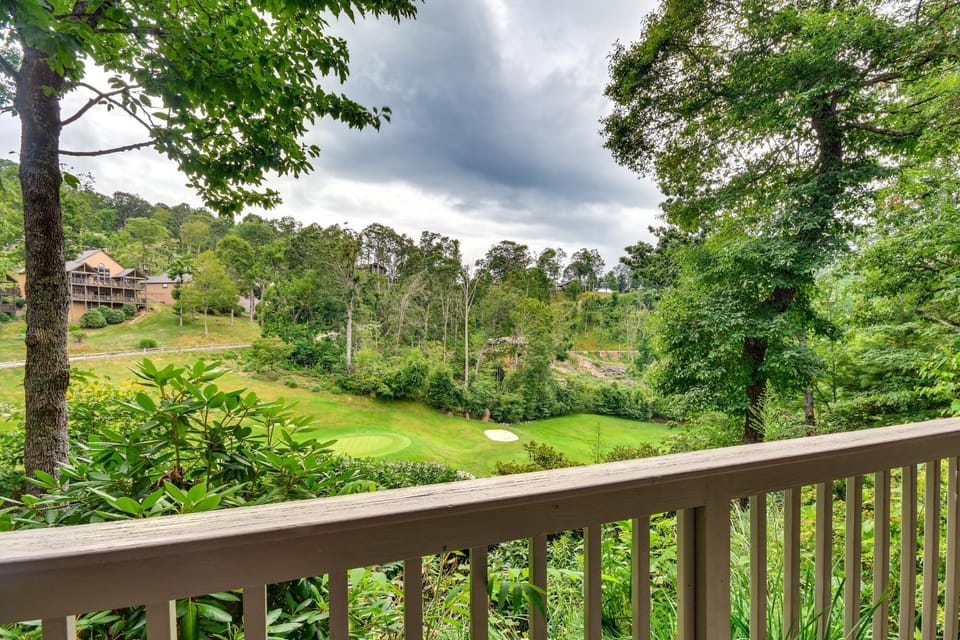 Golfer's Oasis! Mtn Cabin w/ Balcony in Burnsville Cabin in Tennessee