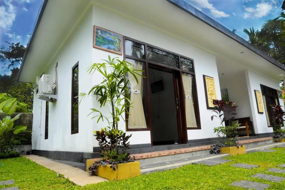 Property building, Facade/entrance, Garden