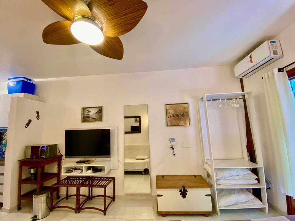 Communal lounge/ TV room, TV and multimedia, Photo of the whole room, Decorative detail, fireplace, pet friendly, wardrobe, air conditioner