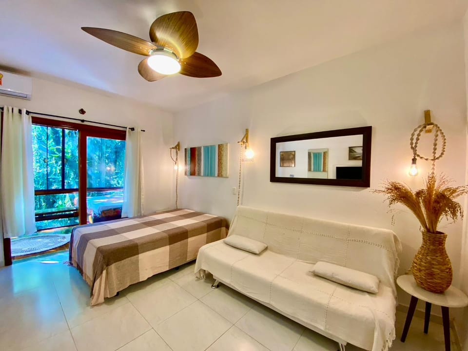 Bed, View (from property/room), Photo of the whole room, Decorative detail, Garden view, Lake view