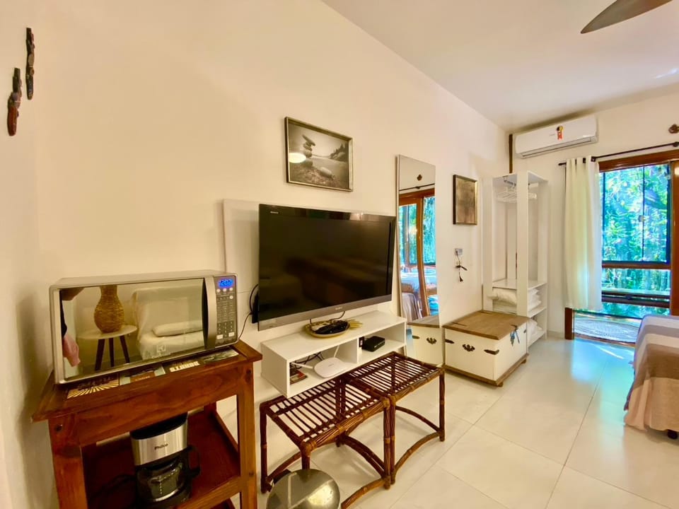 Communal lounge/ TV room, TV and multimedia, View (from property/room), Living room, Photo of the whole room, Decorative detail, Garden view, pet friendly