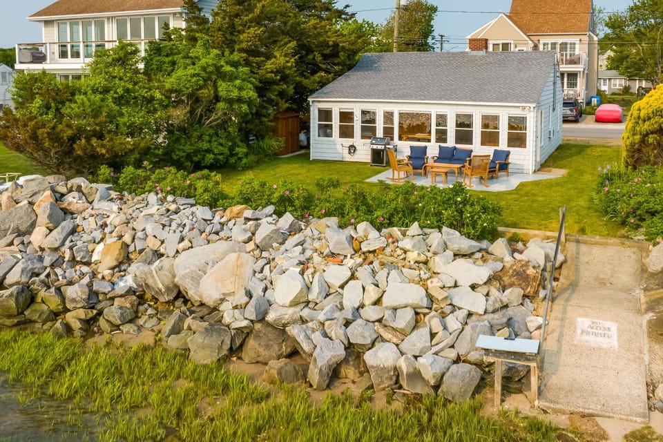 Waterfront Cottage w/ Sunroom + Patio & Grill House in Clinton