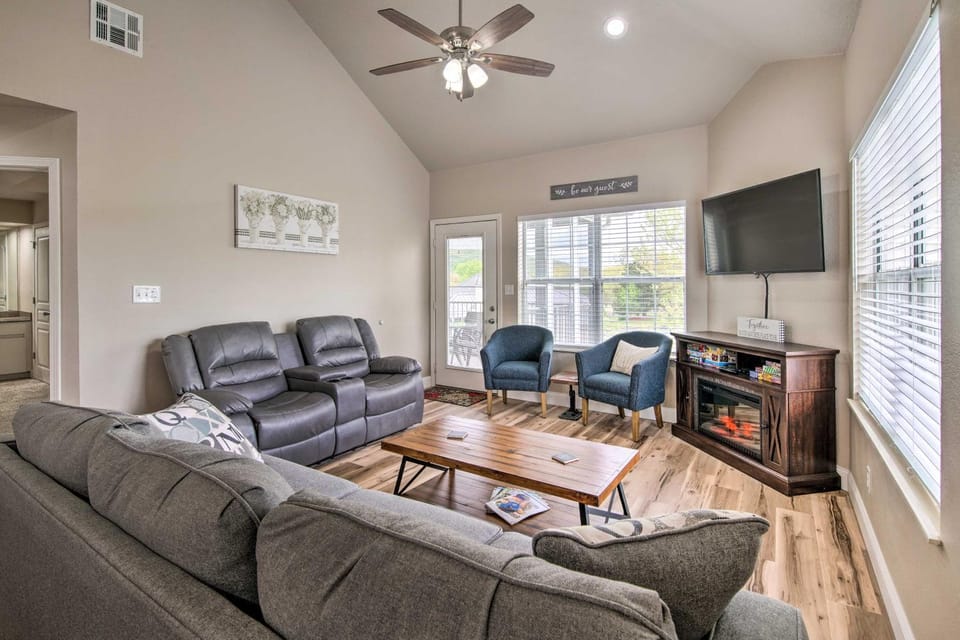 Cozy + Deluxe Branson Condo w/ Covered Balcony House in Branson