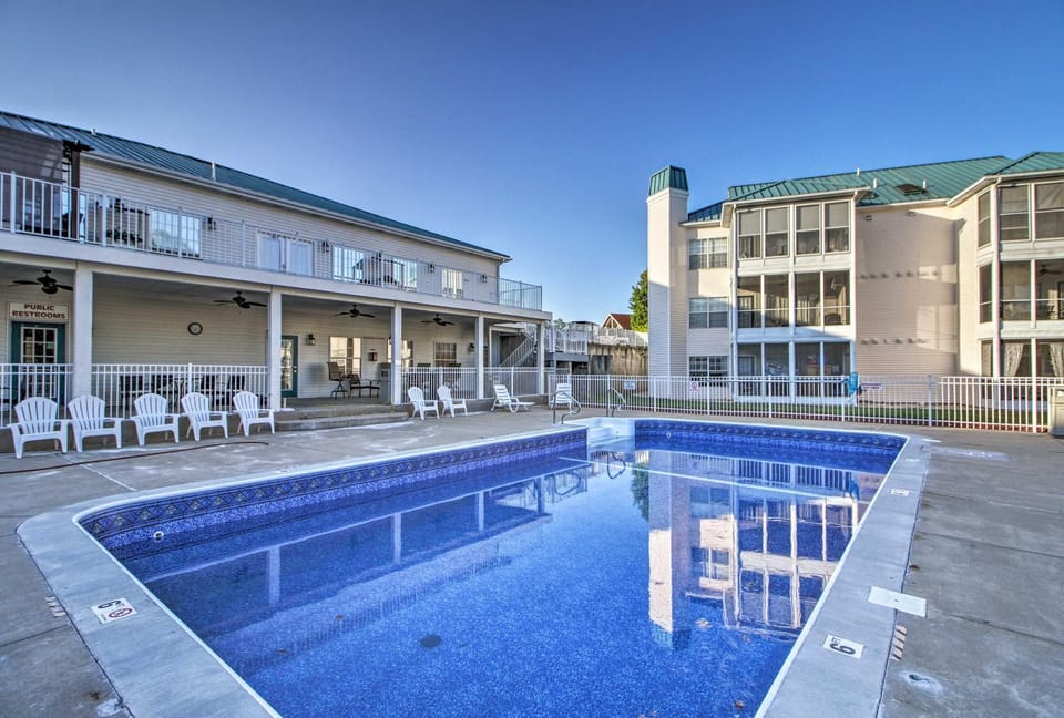 Cozy + Deluxe Branson Condo w/ Covered Balcony House in Branson