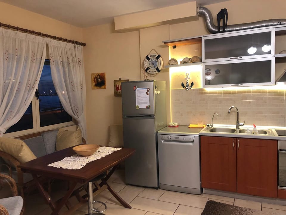 Kitchen or kitchenette, Dining area, dishwasher, minibar, pet friendly, stove