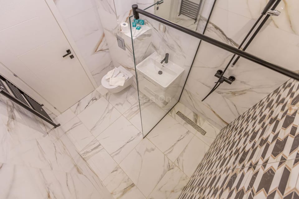 Shower, Toilet, Bathroom, towels