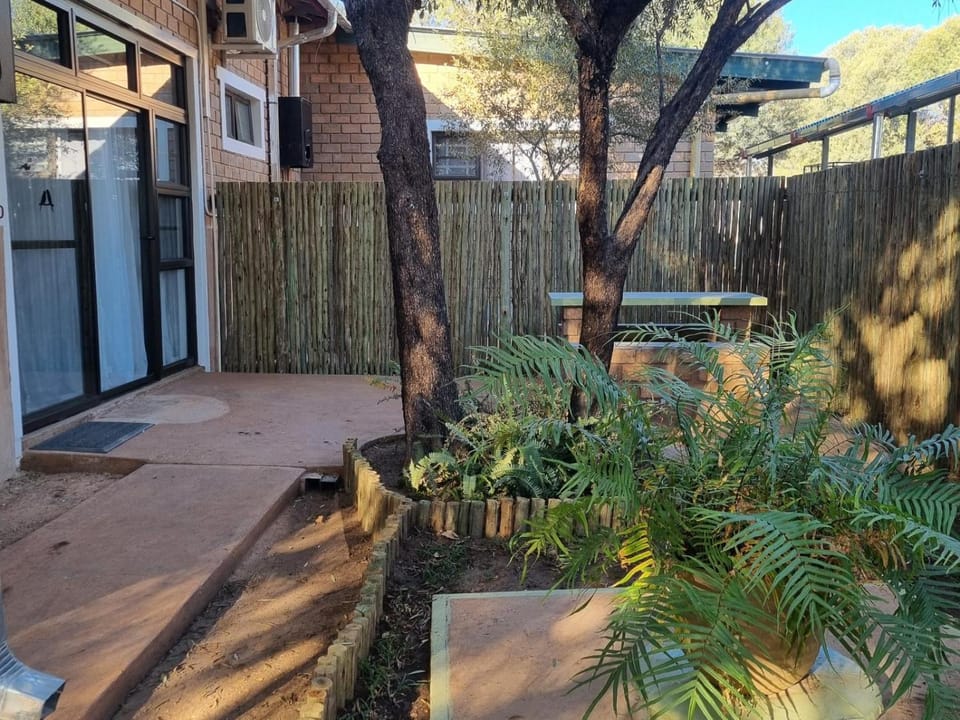 Property building, Patio, Spring, Day, Garden, Garden view