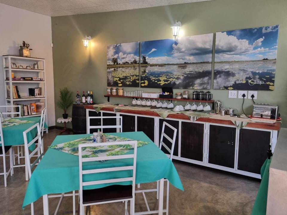 Restaurant/places to eat, Seating area, Dining area