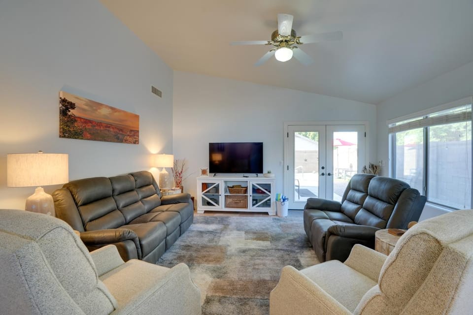 3 Mi to Surprise Stadium! Retreat w/ Putting Green House in El Mirage