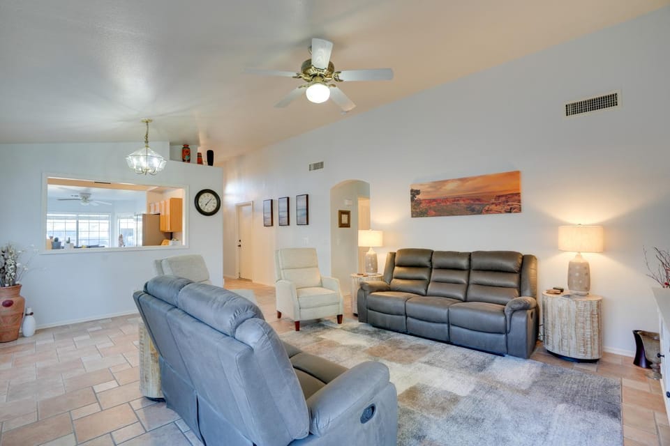 3 Mi to Surprise Stadium! Retreat w/ Putting Green House in El Mirage