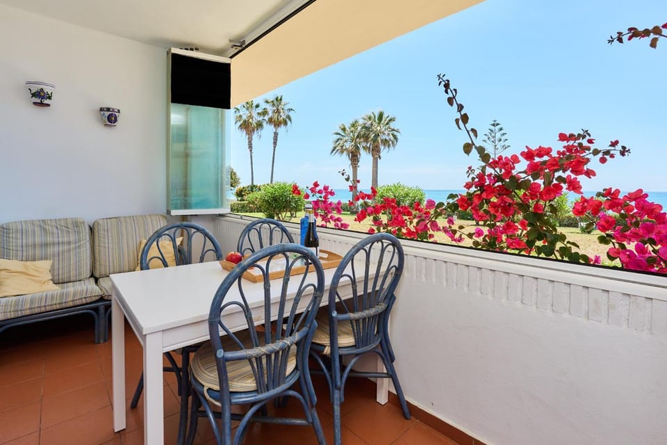 Seafront Garden and Sea views Apartment in Río de Torrox