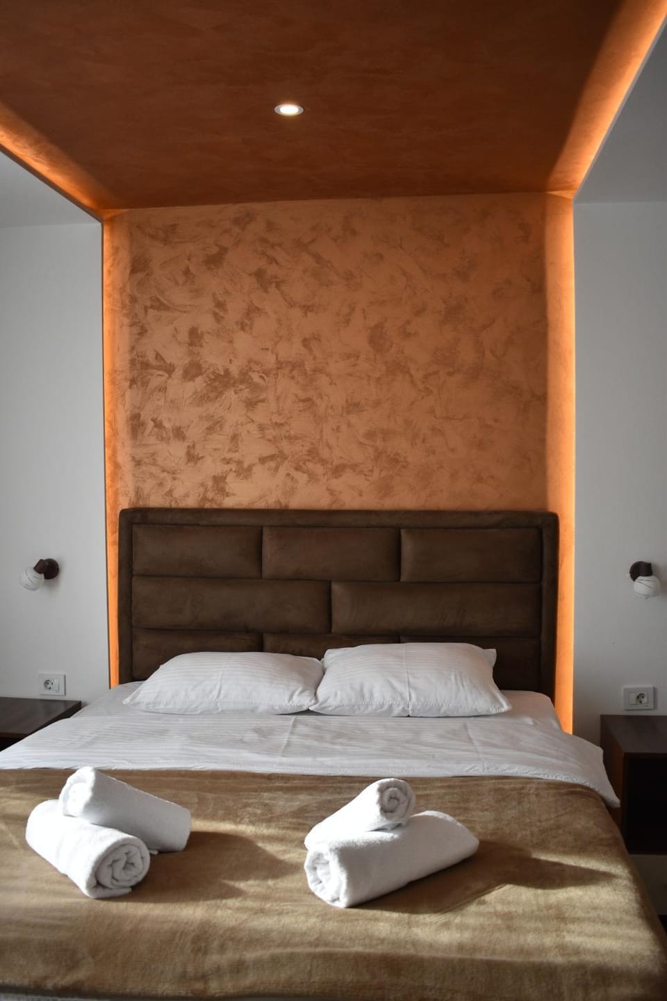 Bed, Bedroom, towels