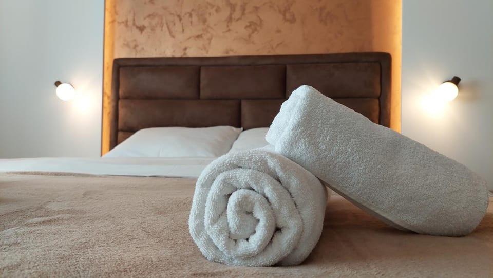 Bed, Bedroom, towels