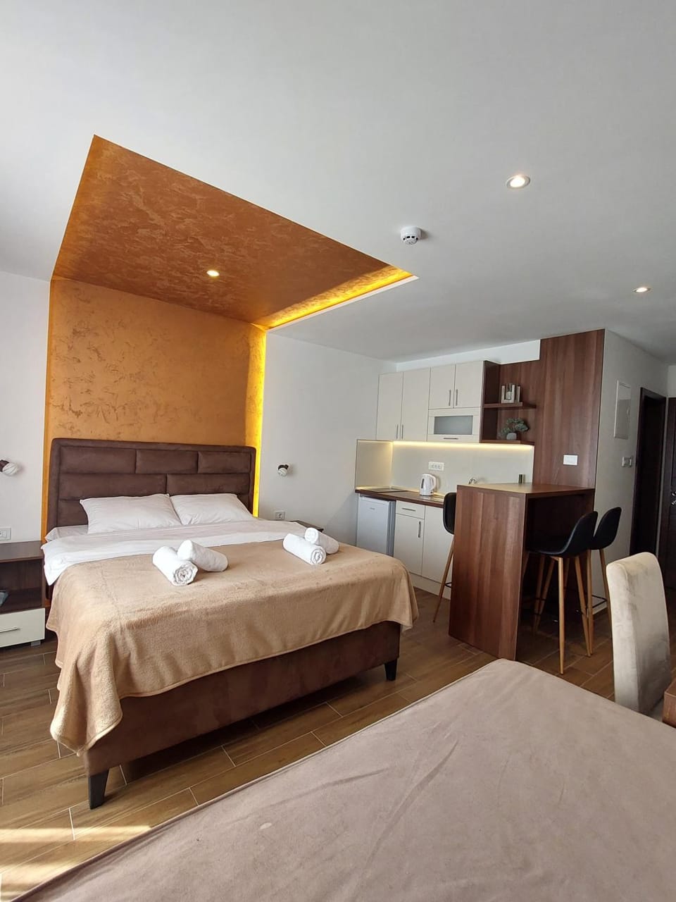 Bed, TV and multimedia, Kitchen or kitchenette, Photo of the whole room, Seating area, Bedroom, towels