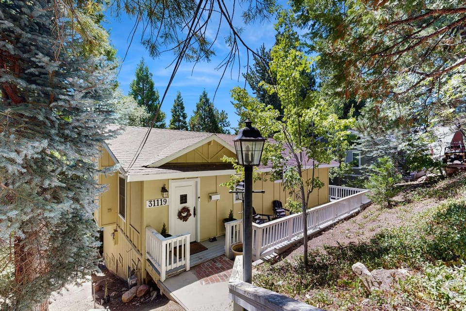 Treetop Cottage House in Running Springs