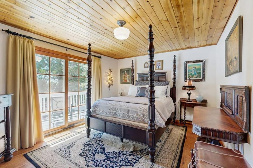 Treetop Cottage House in Running Springs