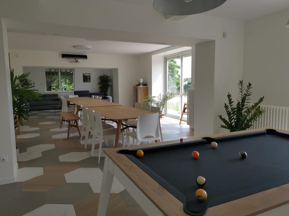 Billiard, Game Room
