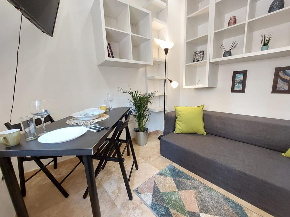 Living room, Dining area, locker