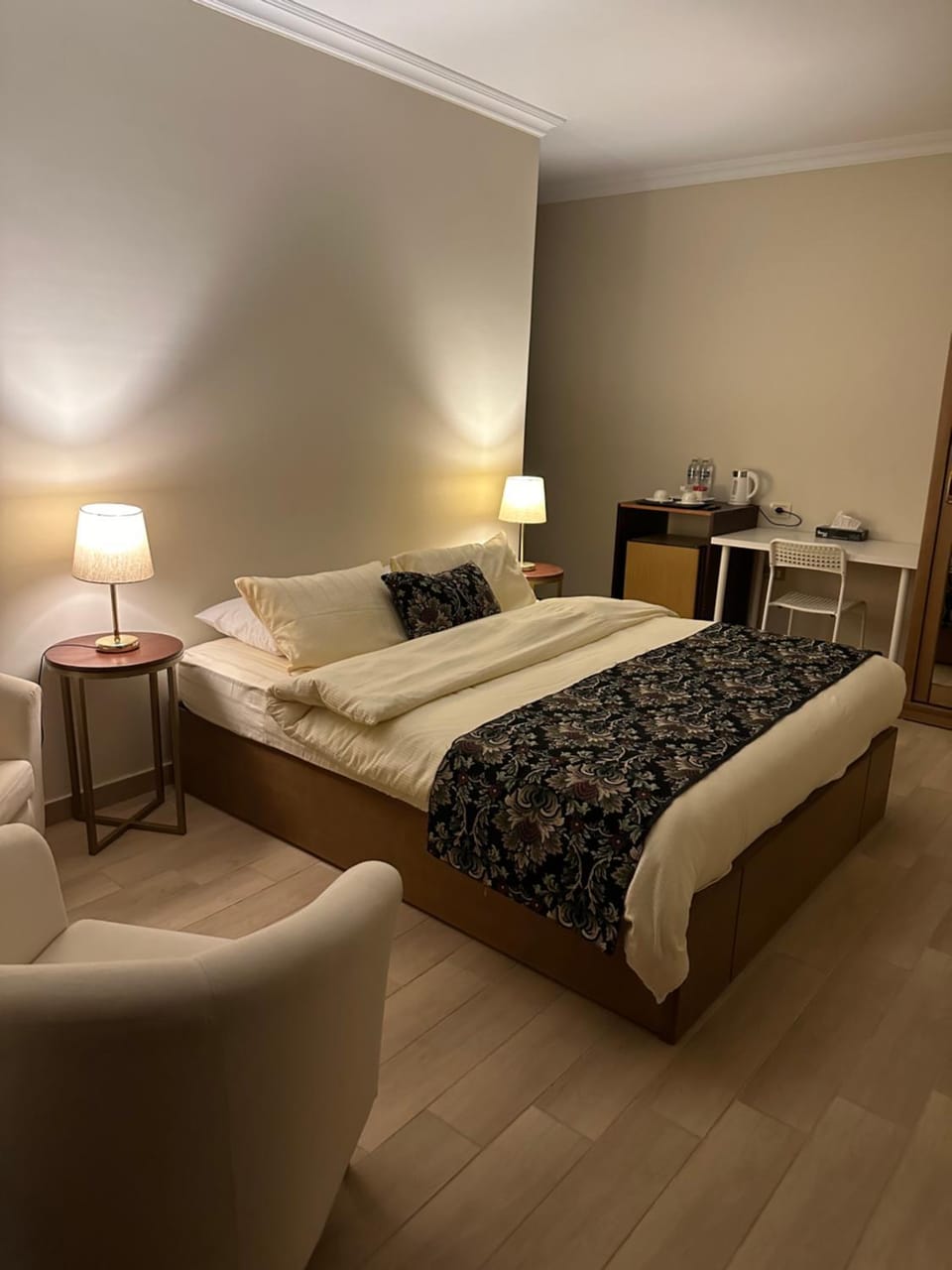 Bed, TV and multimedia, Seating area, Bedroom