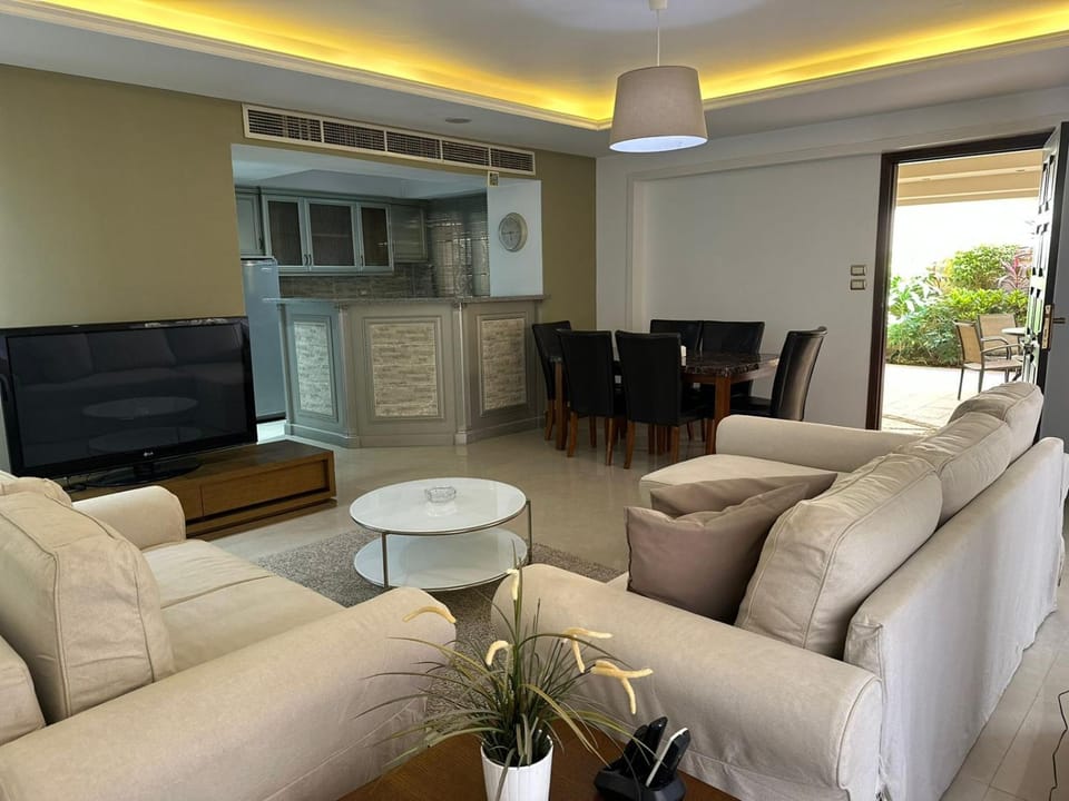 TV and multimedia, Kitchen or kitchenette, Living room, Seating area, Dining area, air conditioner