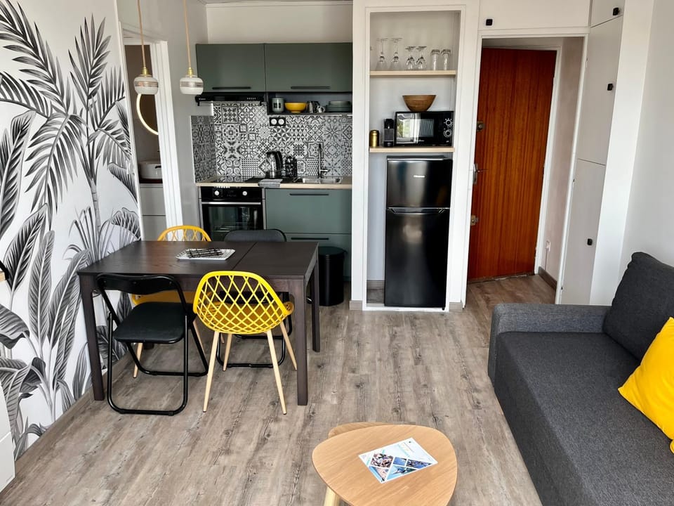 Kitchen or kitchenette, Seating area, Dining area