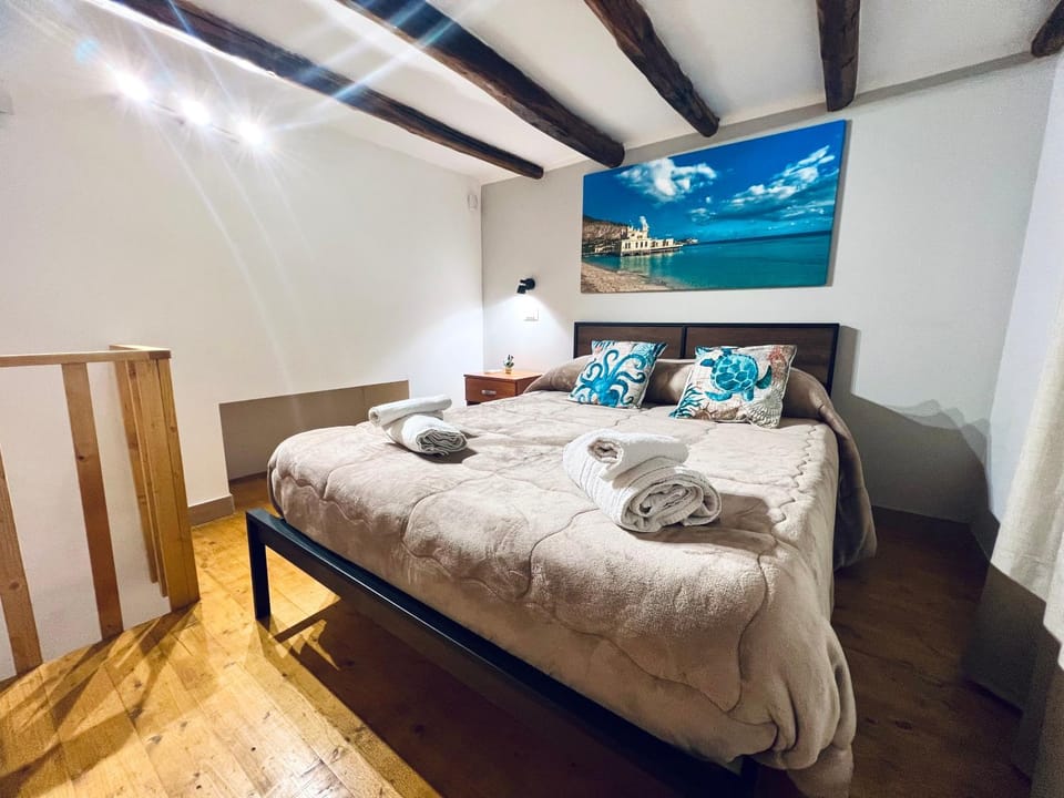 Photo of the whole room, Bedroom, towels