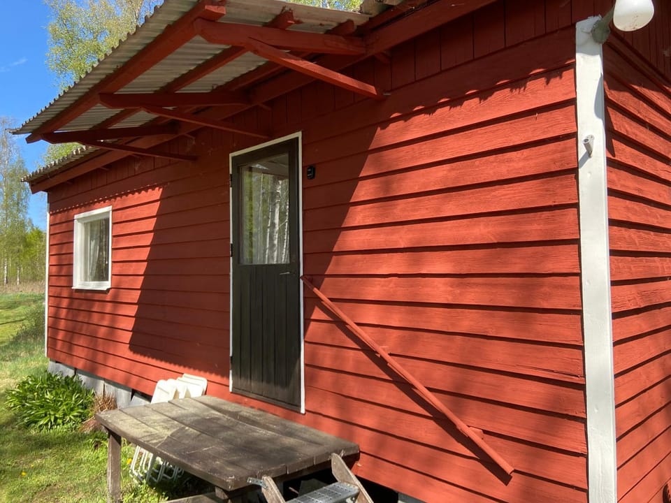 Trevlig Röd liten stuga House in Sweden