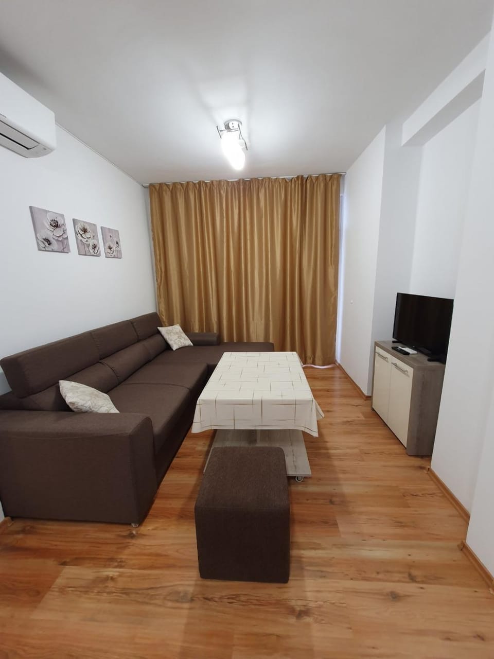 TV and multimedia, Living room, Seating area, air conditioner