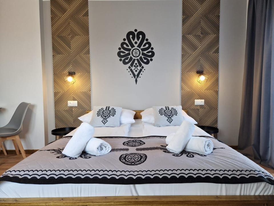 Bed, Photo of the whole room, Bedroom, towels