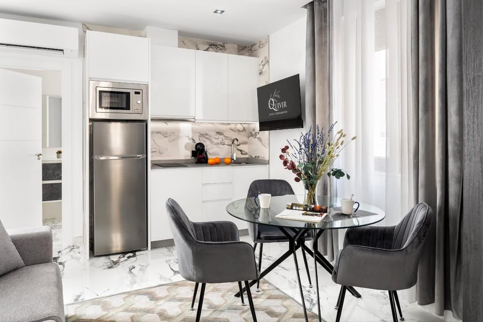 Communal lounge/ TV room, TV and multimedia, Kitchen or kitchenette, Living room, Food and drinks, Seating area, Dining area, Food, Breakfast, stove, kitchen