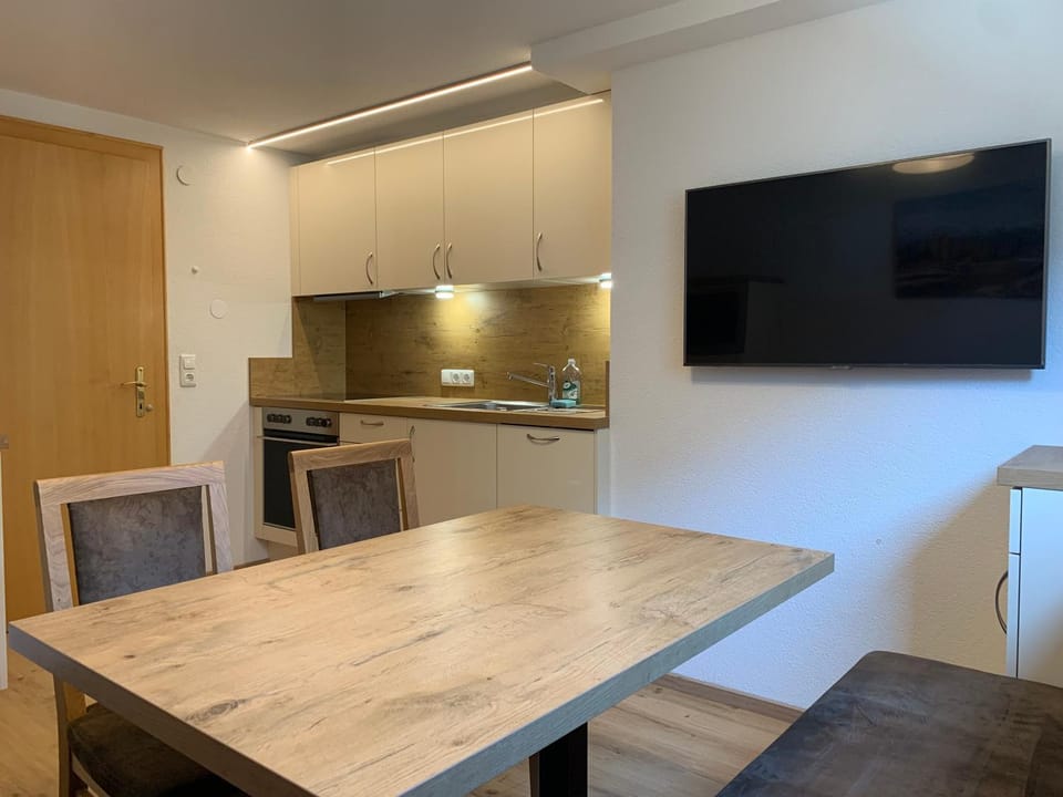 Kitchen or kitchenette, Dining area