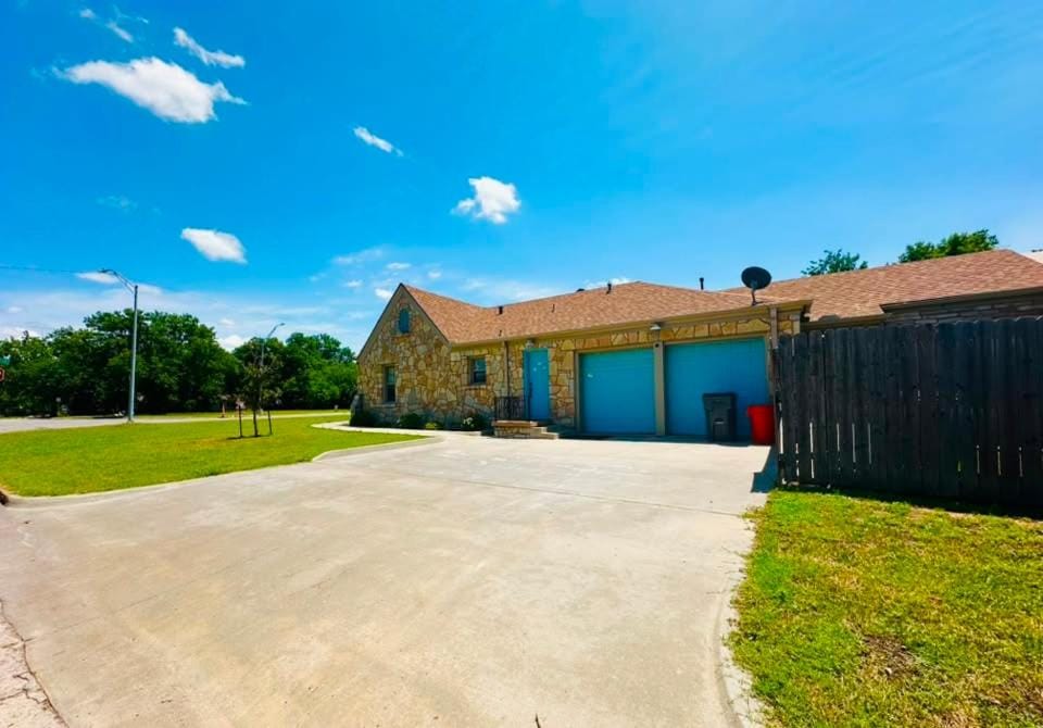 1 mile to Fort Sill! The CaroleBelle Cottage sleeps 8 with hottub,grills,firepit House in Lawton
