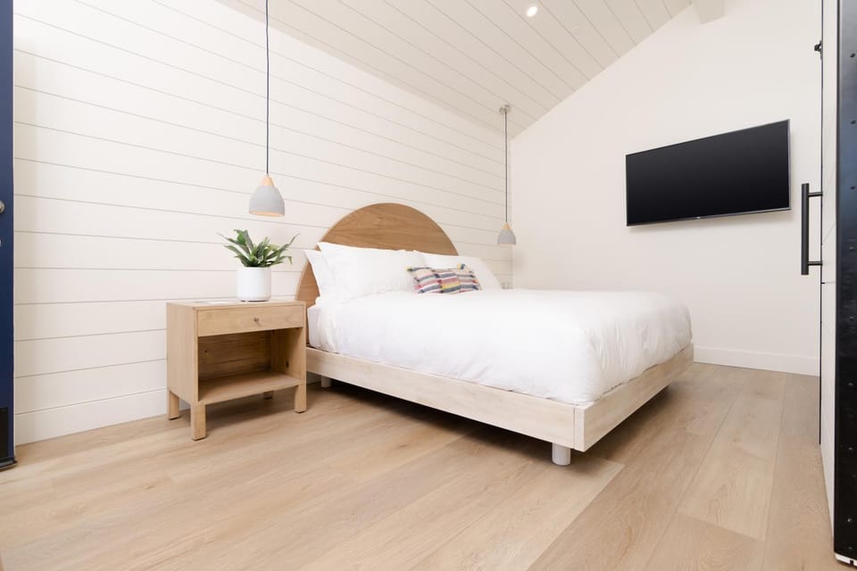 Bed, TV and multimedia, Photo of the whole room, Bedroom