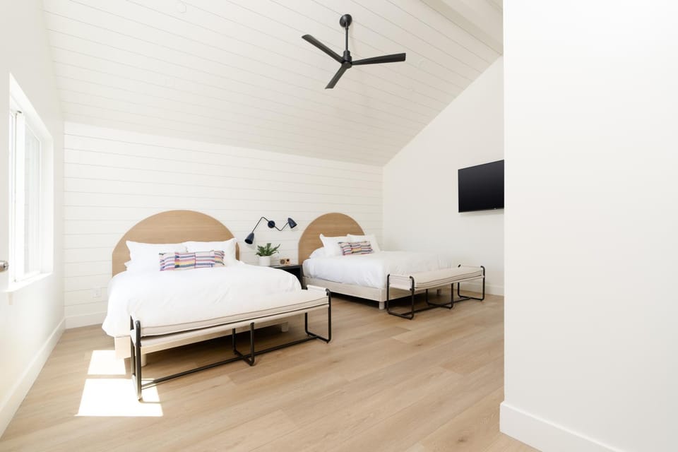 Bed, TV and multimedia, Photo of the whole room, Bedroom