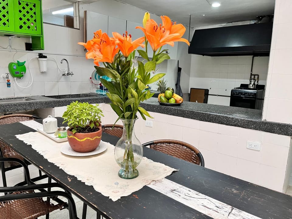 Kitchen or kitchenette, Dining area, minibar