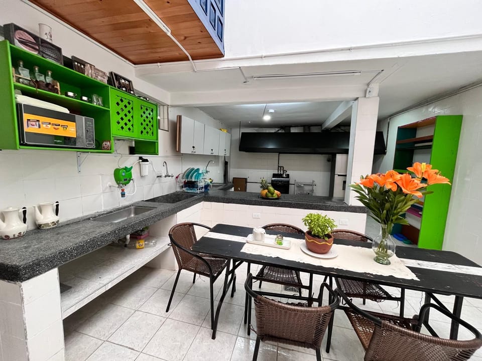 Kitchen or kitchenette, Dining area, minibar, stove