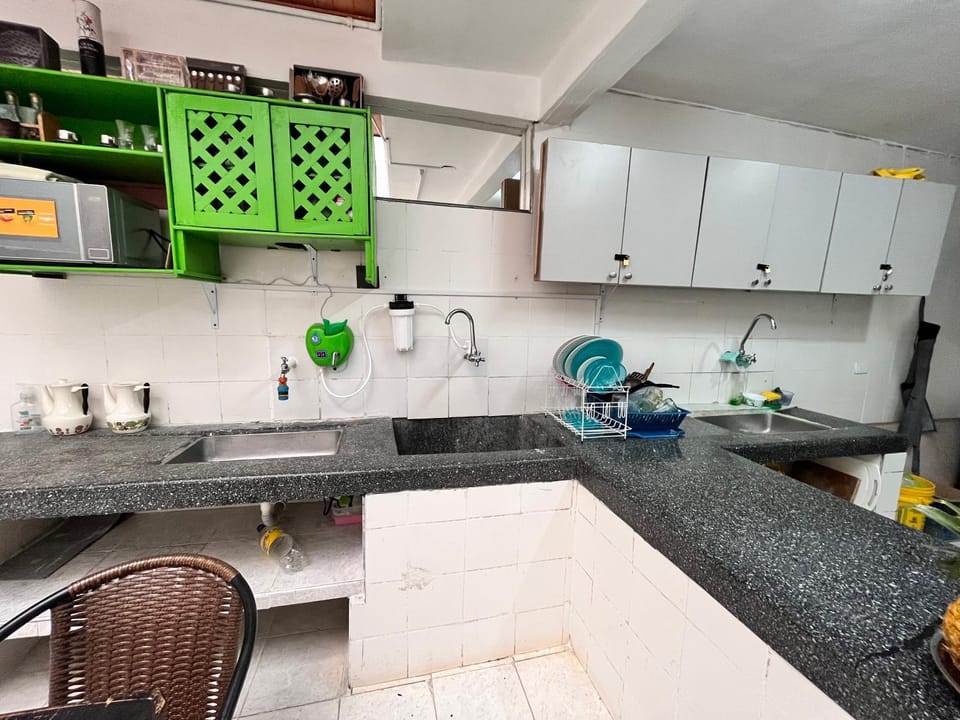 Kitchen or kitchenette, minibar