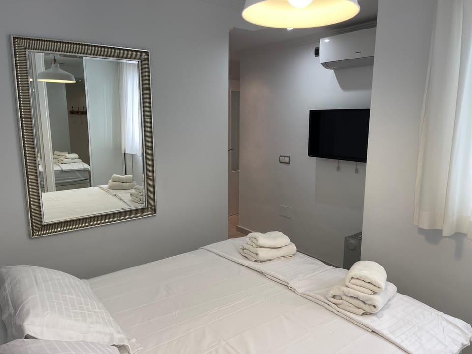 Bed, TV and multimedia, Photo of the whole room, Bedroom