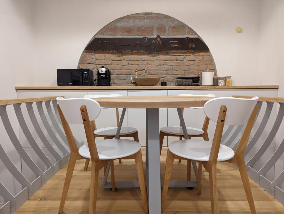 Kitchen or kitchenette, Dining area